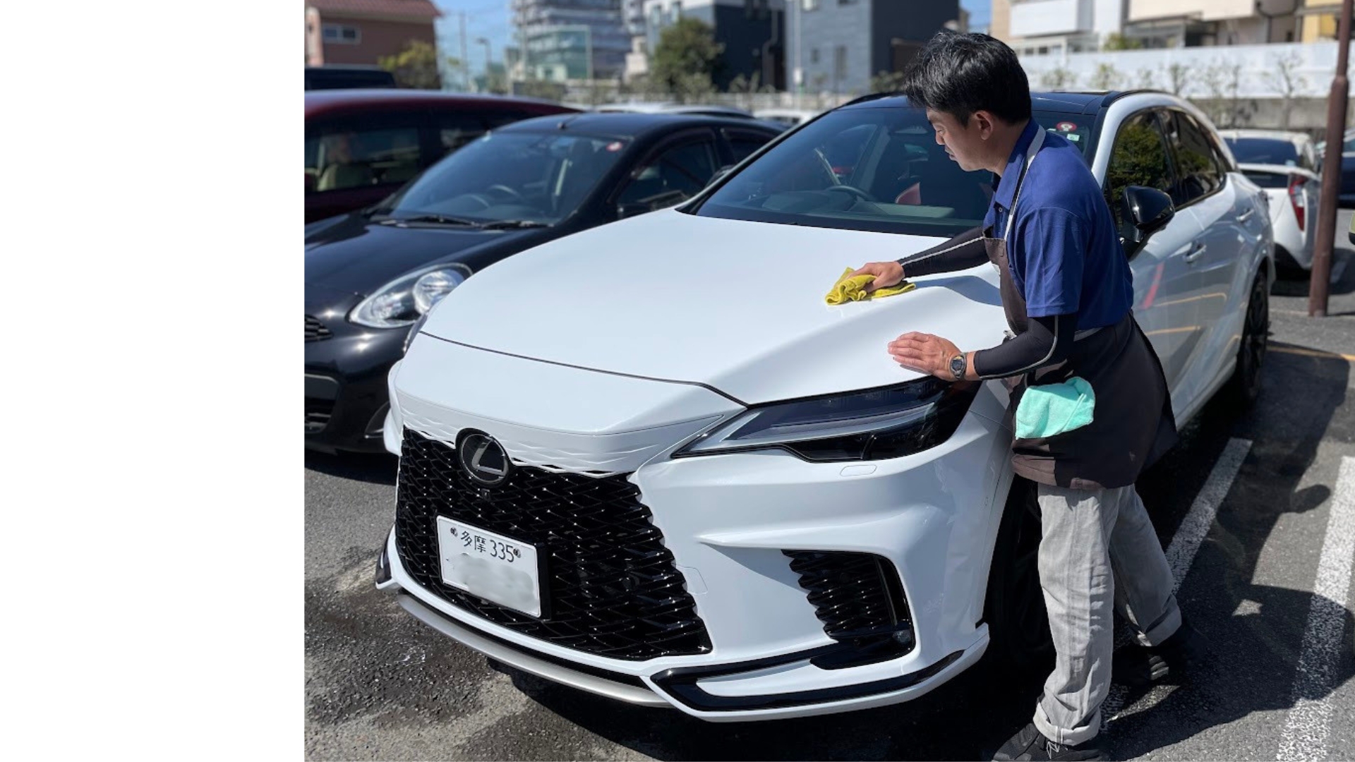 水なし洗車ビジネスMSBのスタッフが、駐車場でレクサスを水を使わず洗車している様子