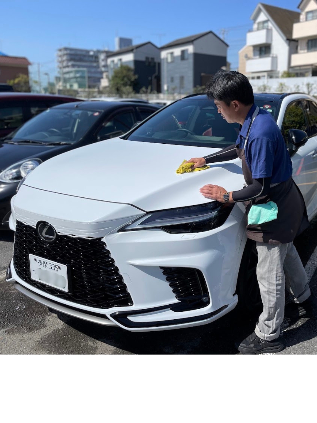 MSBのスタッフが高級車を水なし洗車している様子