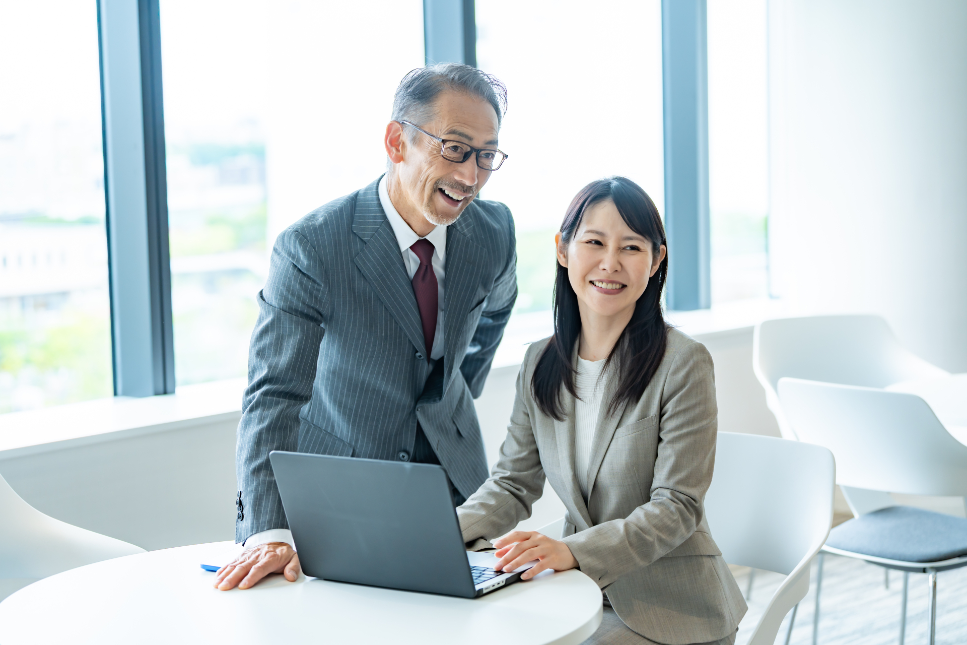 開業前後をサポートする専門家との相談風景